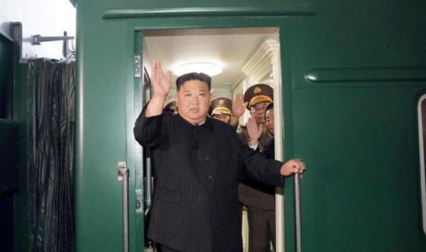 杜德配资 金正恩访华路上办大事，强硬信号射向西方，谈判桌上拿下双王牌？